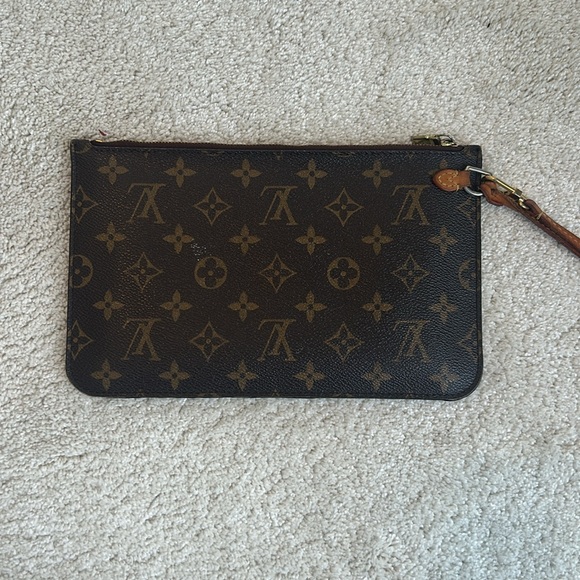 Louis Vuitton Neverfull pouch. - Picture 4 of 6